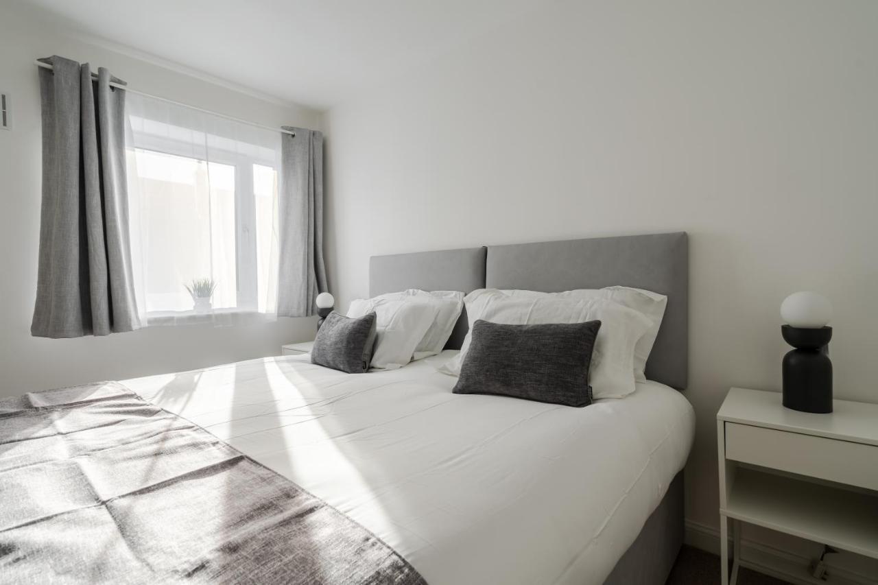 Lovely Modern 2 Bed City Centre Apartment With Free Parking - Double Or Twin Beds Available ウォルヴァーハンプトン エクステリア 写真